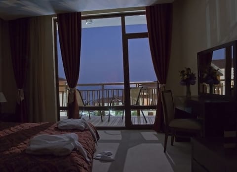 Suite, 1 Bedroom, Sea View | Desk, soundproofing, iron/ironing board, cribs/infant beds