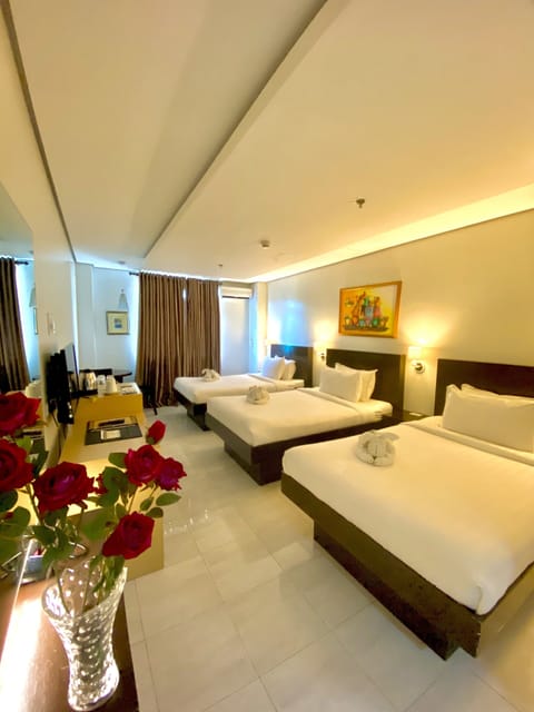 Family Room | Desk, free WiFi, bed sheets