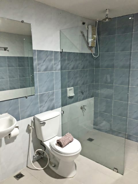 Executive Room | Bathroom | Shower, free toiletries, hair dryer, towels