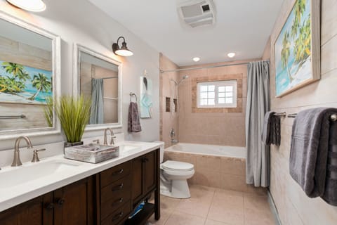 Grande Suite Waterview | Bathroom | Shower, hair dryer, towels