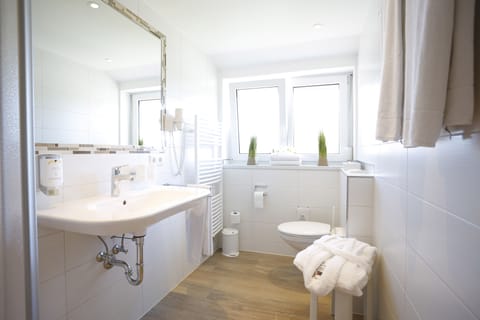 Comfort Double Room | Bathroom | Shower, hair dryer, towels