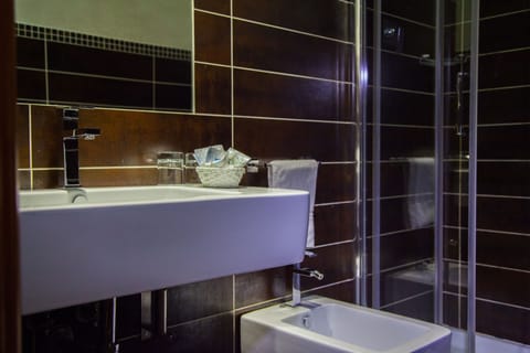 Shower, free toiletries, hair dryer, bidet