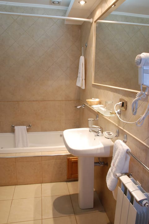 Standard Triple Room | Bathroom | Combined shower/tub, hair dryer, bidet, towels