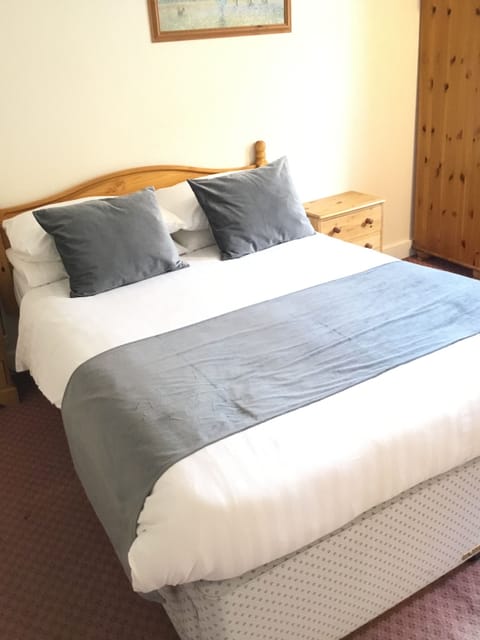 Double Room, 1 Double Bed, Non Smoking | Desk, iron/ironing board, free WiFi, bed sheets