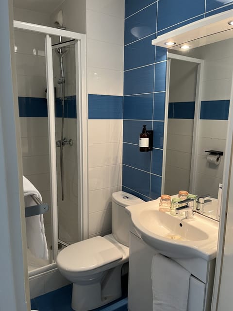 Classic Double Room, 1 Double Bed | Bathroom | Free toiletries, hair dryer, towels