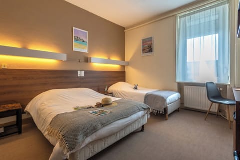 Triple Room, 1 Bedroom | Desk, iron/ironing board, free WiFi, bed sheets