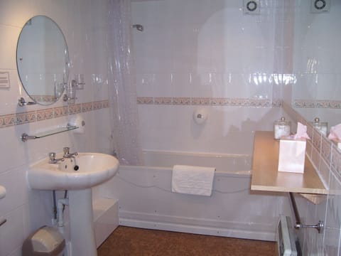 Triple Room | Bathroom | Free toiletries, hair dryer, towels