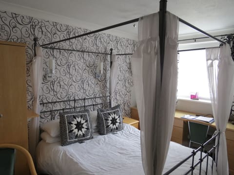 Double Room (Four Poster Bed) | In-room safe, desk, soundproofing, iron/ironing board