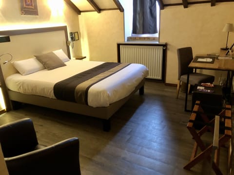 Superior Double Room | Minibar, desk, soundproofing, iron/ironing board