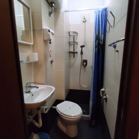 Economy Single Room | Bathroom | Shower, free toiletries, towels