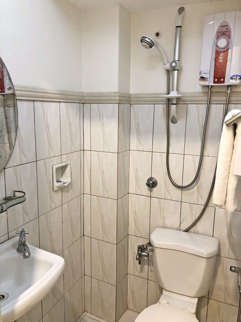 Standard Room | Bathroom | Shower, free toiletries, towels