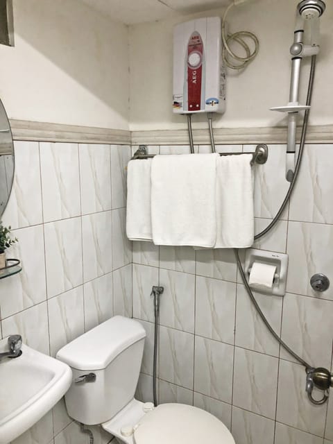 Triple Room | Bathroom | Shower, free toiletries, towels