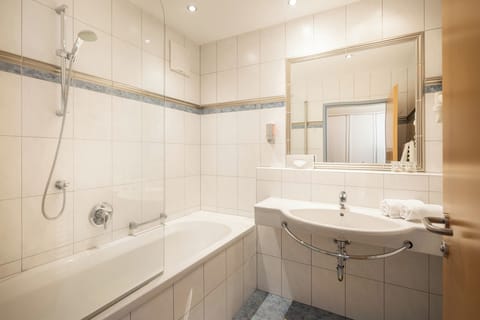 Junior Suite, Balcony | Bathroom | Shower, hair dryer, heated floors, towels