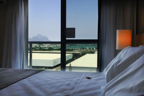 Standard Suite (Casal) | Premium bedding, minibar, in-room safe, individually decorated