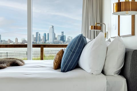 Design Room | Premium bedding, down comforters, pillowtop beds, in-room safe