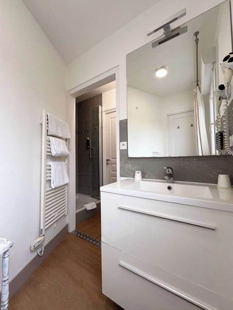 Quadruple Room (4 personnes) | Bathroom | Shower, eco-friendly toiletries, hair dryer, towels