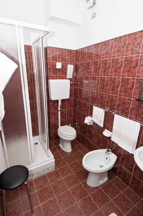 Twin Room | Bathroom | Free toiletries, hair dryer, bathrobes, bidet