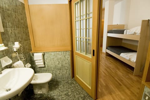 Quadruple Room | Bathroom | Free toiletries, hair dryer, bathrobes, bidet