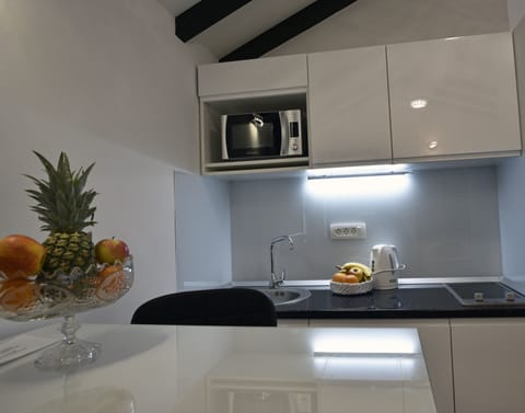 Deluxe Studio | Private kitchen | Fridge, electric kettle