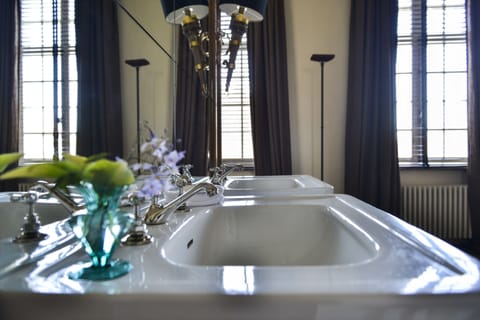 Deluxe Double Room | Bathroom sink