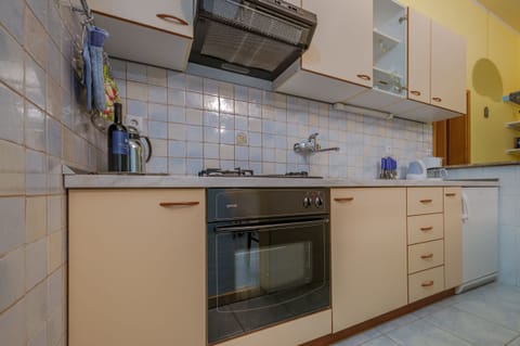 Private kitchen | Fridge, microwave, oven, coffee/tea maker