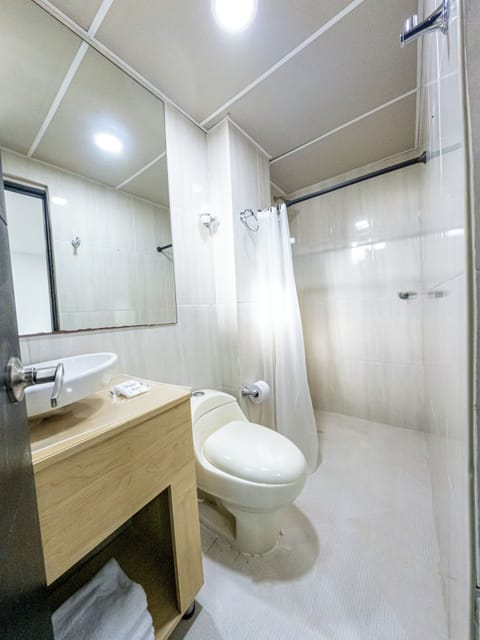 Superior Triple Room | Bathroom | Shower, rainfall showerhead, free toiletries, towels