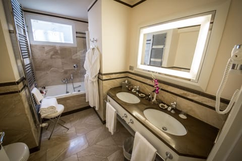 Junior Suite | Bathroom | Rainfall showerhead, free toiletries, hair dryer, bidet