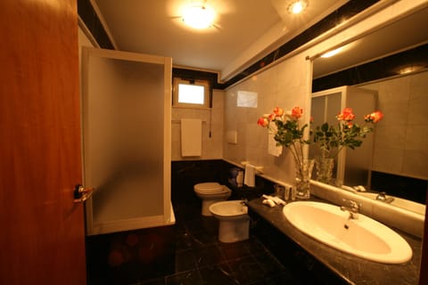 Double Room Single Use | Bathroom | Combined shower/tub, free toiletries, hair dryer, slippers