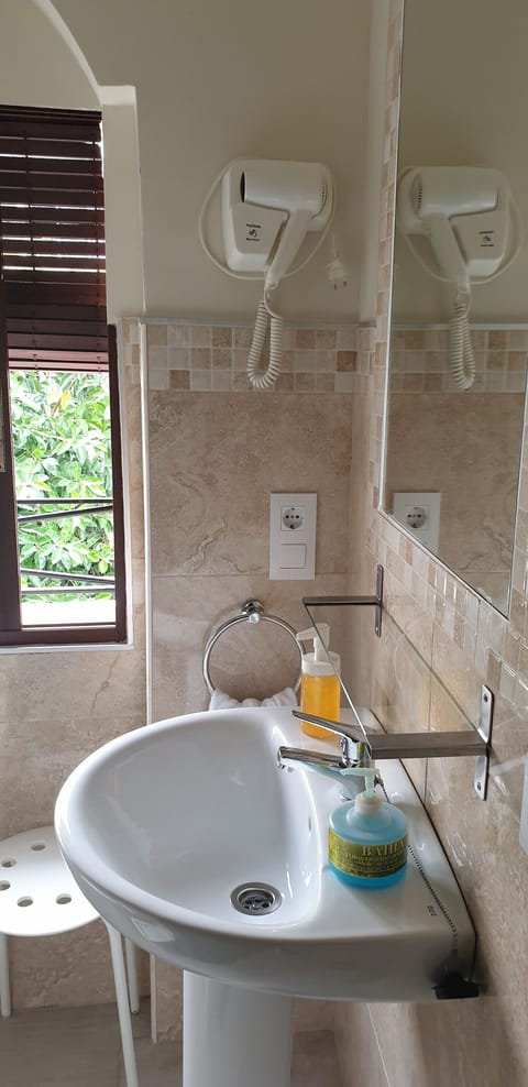 Double Room, 1 Double Bed, Private Bathroom | Bathroom | Shower, rainfall showerhead, hair dryer, towels