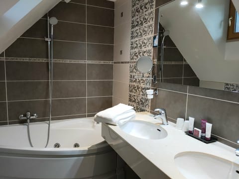 Deluxe Double or Twin Room | Bathroom | Designer toiletries, hair dryer, bathrobes, towels