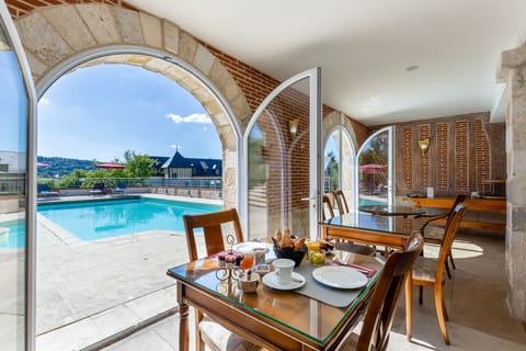 Daily continental breakfast (EUR 16 per person)