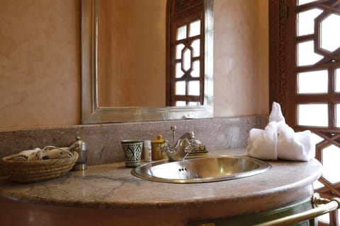 Standard Double Room (Yasmina) | Bathroom sink