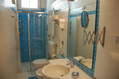 Comfort Double Room, Sea View | Bathroom | Shower, free toiletries, hair dryer, bidet