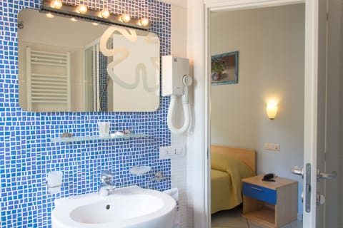 Standard Room, 1 Double Bed | Bathroom | Free toiletries, hair dryer, bidet, towels