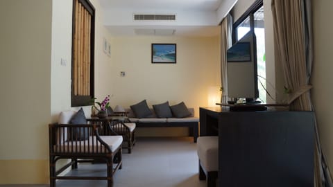 Suite | Living area | 40-inch LED TV with satellite channels, TV