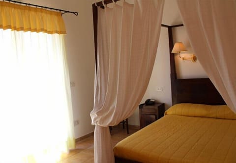 Double Room | Minibar, desk, free WiFi