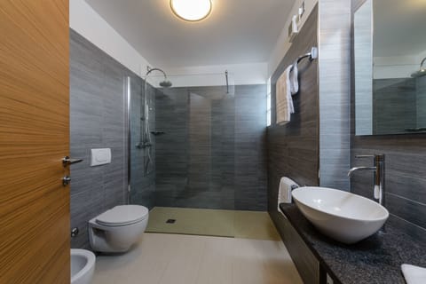 Junior Suite | Bathroom | Shower, hair dryer, slippers, bidet