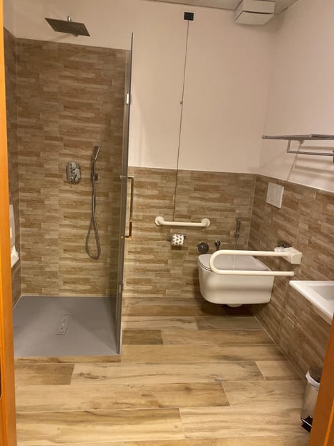 Single Room | Bathroom | Shower, rainfall showerhead, free toiletries, hair dryer