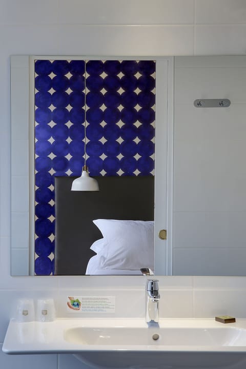 Classic Room, 1 Queen Bed, Non Smoking | Bathroom | Shower, free toiletries, hair dryer, towels