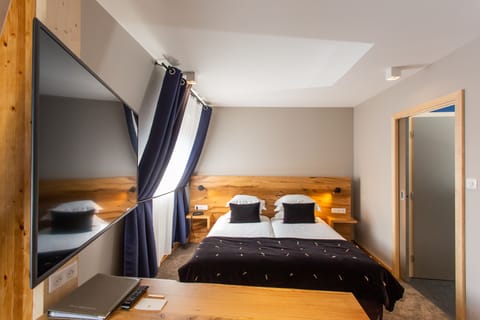 Deluxe Room | Premium bedding, in-room safe, desk, laptop workspace