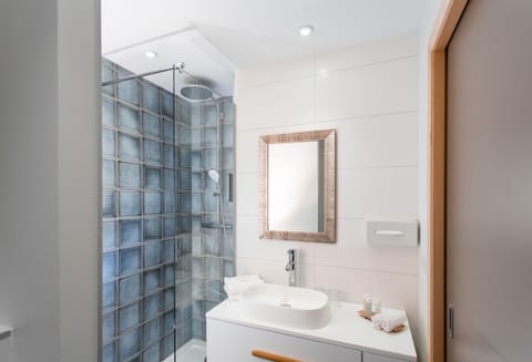 Standard Room | Bathroom | Designer toiletries, hair dryer, bathrobes, slippers