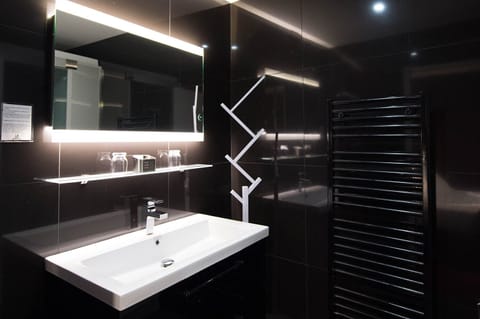 Executive Room | Bathroom | Rainfall showerhead, free toiletries, hair dryer, bathrobes