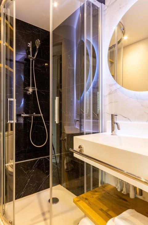 Superior Single Room | Bathroom | Shower, hair dryer, towels