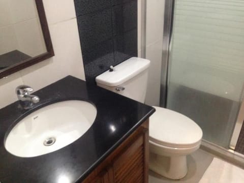 Standard Room | Bathroom | Shower, free toiletries, towels