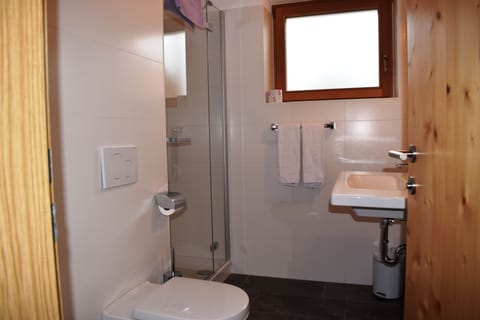 Superior Double Room, 1 Bedroom, Mountain View (Hauptgebäude) | Bathroom | Shower, hair dryer, towels