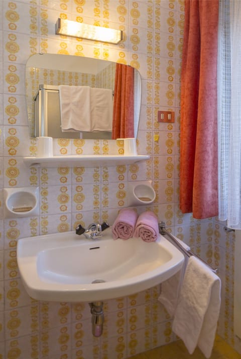 Standard Double Room (Nebengebäude) | Bathroom | Shower, hair dryer, towels