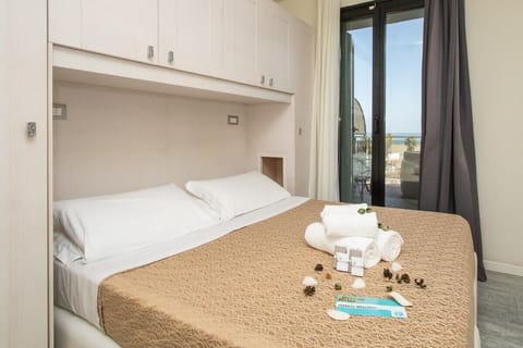 Standard Double Room | Minibar, in-room safe, desk, soundproofing