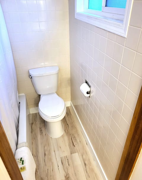 Combined shower/tub, free toiletries, hair dryer, towels