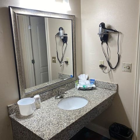 Combined shower/tub, free toiletries, towels