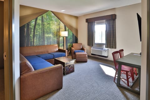 Grizzly Bear Suite - Water Park Included | Blackout drapes, free WiFi, bed sheets